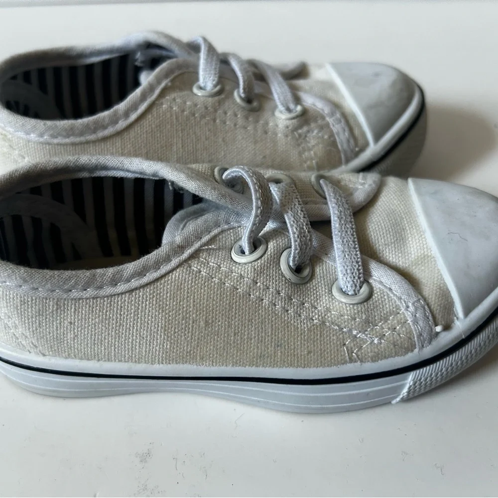 size 7/8 Kids White sneakers elastic pull on
